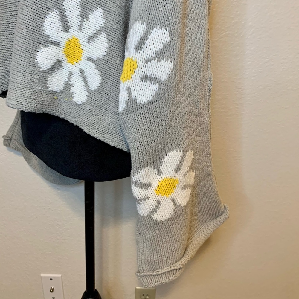 Storia Daisy Girl Cropped Sweater Bell Sleeves Gray White Yellow Size Medium - Picture 10 of 16